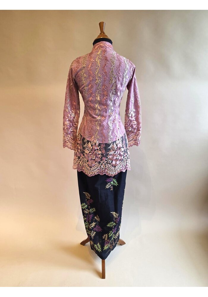 Kebaya kutubaru oudroze met bijpassende sarong