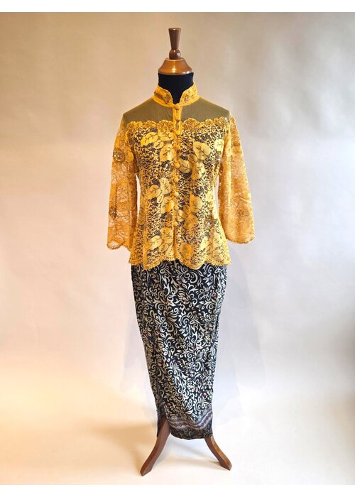 Kebaya goud 3/4 mouw met bijpassende rok