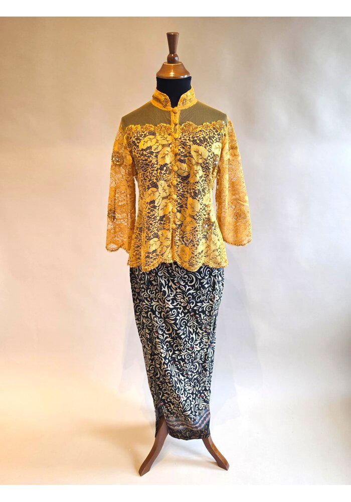 Kebaya goud 3/4 mouw met bijpassende rok