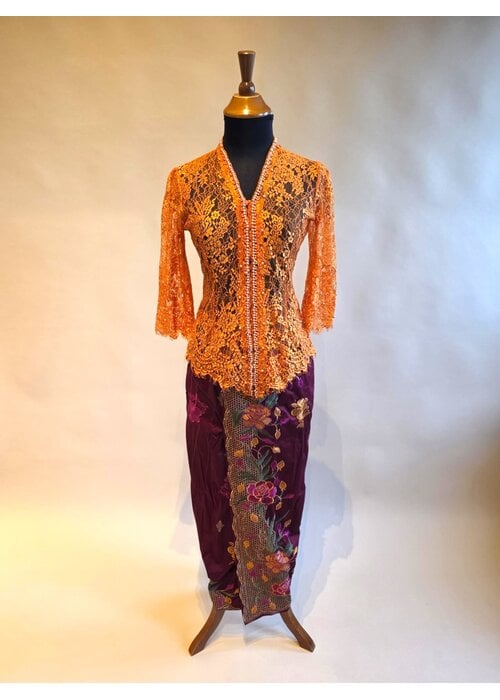 Kebaya oranje 3/4 mouw met bijpassende sarong