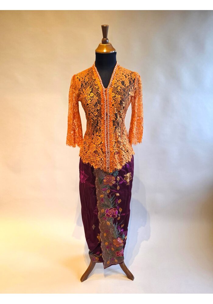 Kebaya oranje 3/4 mouw met bijpassende sarong