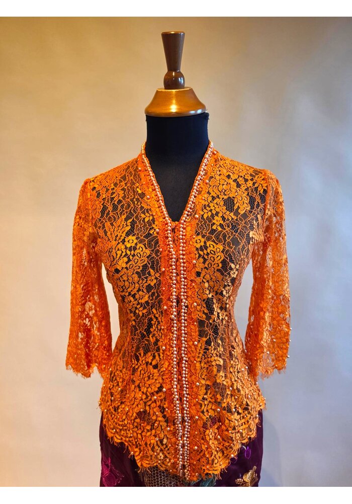 Kebaya oranje 3/4 mouw met bijpassende sarong