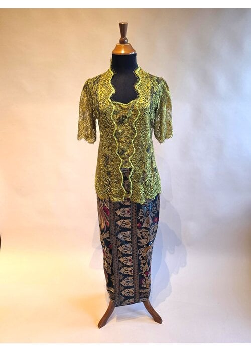 Kebaya olijfgroen kortemouw met bijpassende sarong songket