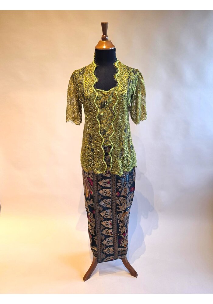 Kebaya olijfgroen kortemouw met bijpassende sarong songket