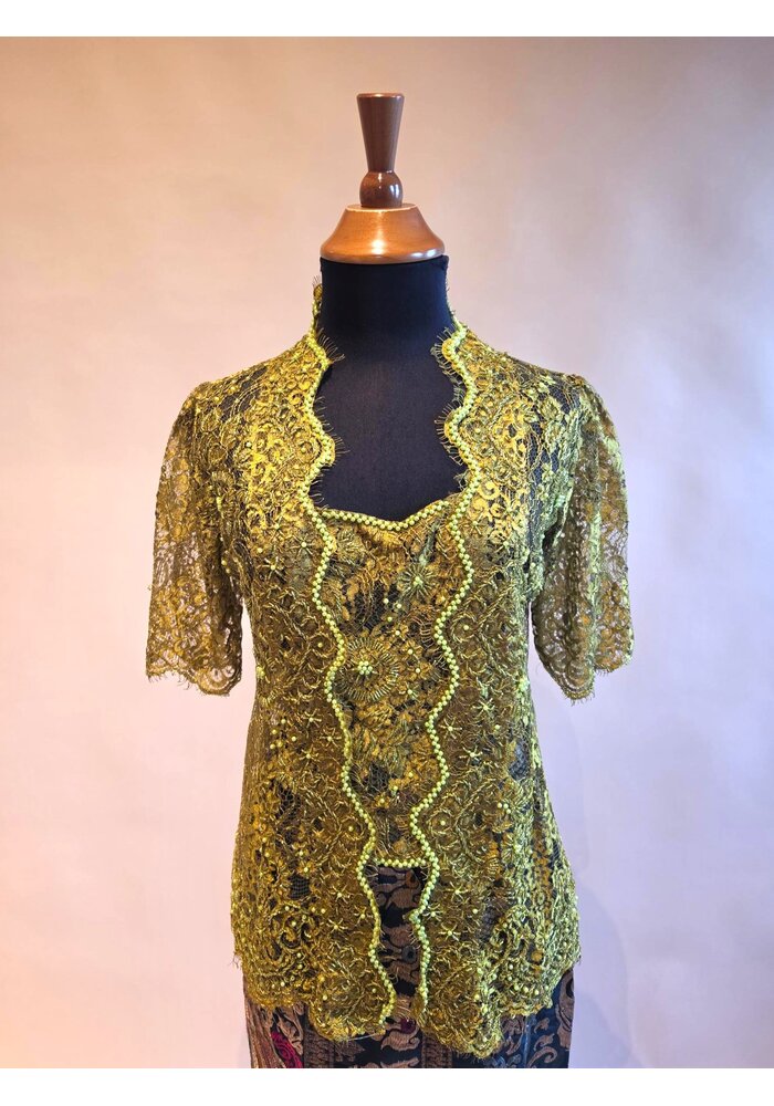 Kebaya olijfgroen kortemouw met bijpassende sarong songket