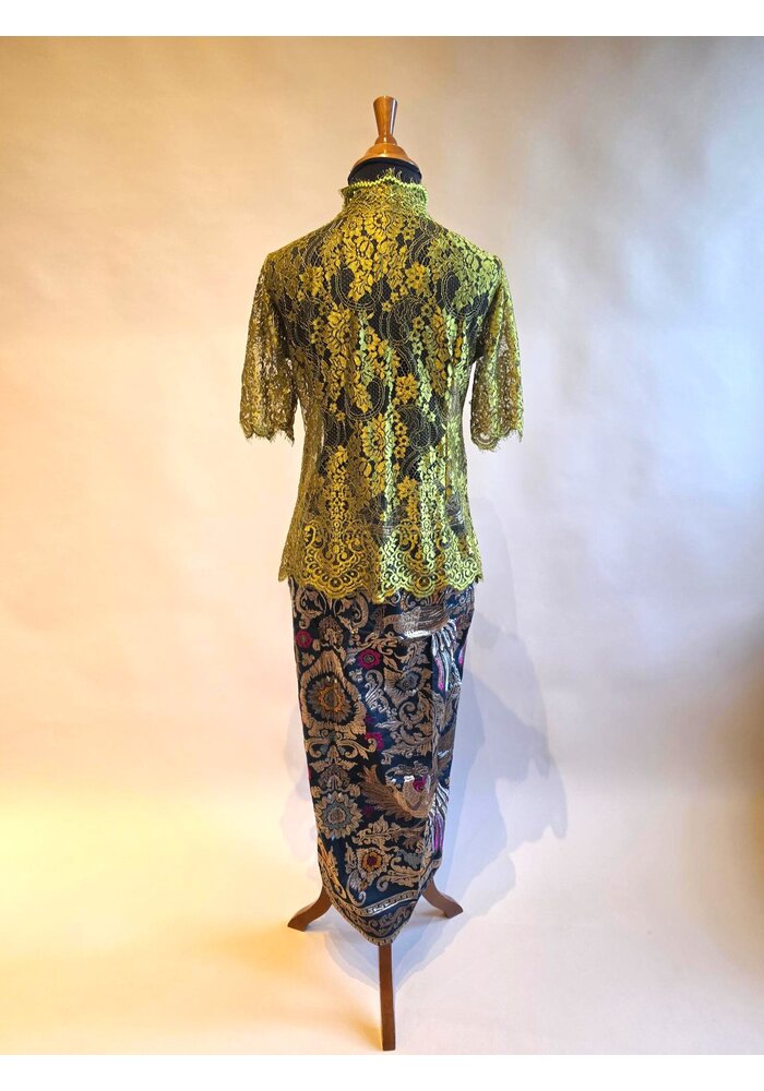 Kebaya olijfgroen kortemouw met bijpassende sarong songket