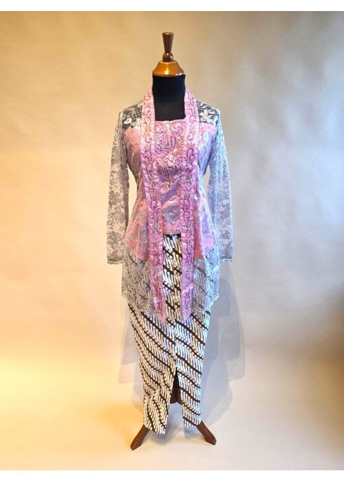 Kebaya modern kutubaru roze met bijpassende sarong