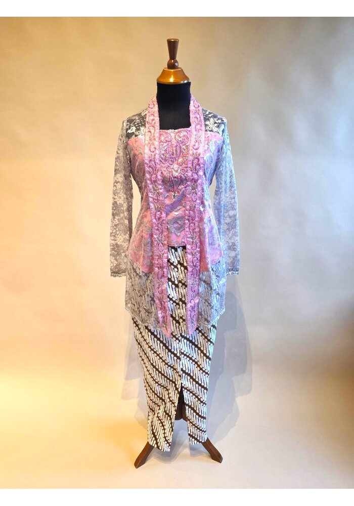 Kebaya modern kutubaru roze met bijpassende sarong