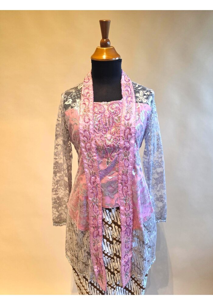 Kebaya modern kutubaru roze met bijpassende sarong