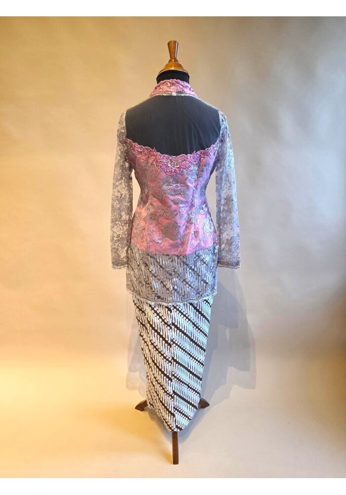 Kebaya modern kutubaru roze met bijpassende sarong