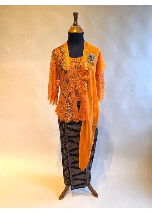 Kebaya oranje 3/4 mouw met bijpassende sarong en selendang