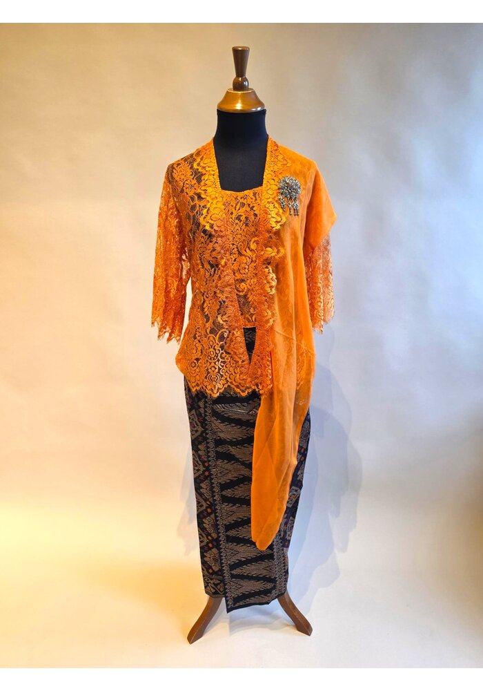 Kebaya oranje 3/4 mouw met bijpassende sarong en selendang