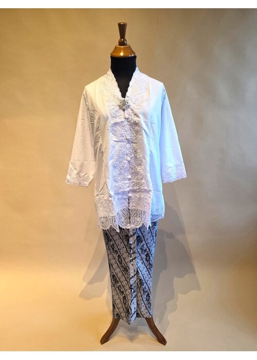 Kebaya klassiek wit met bijpassende rok plisse