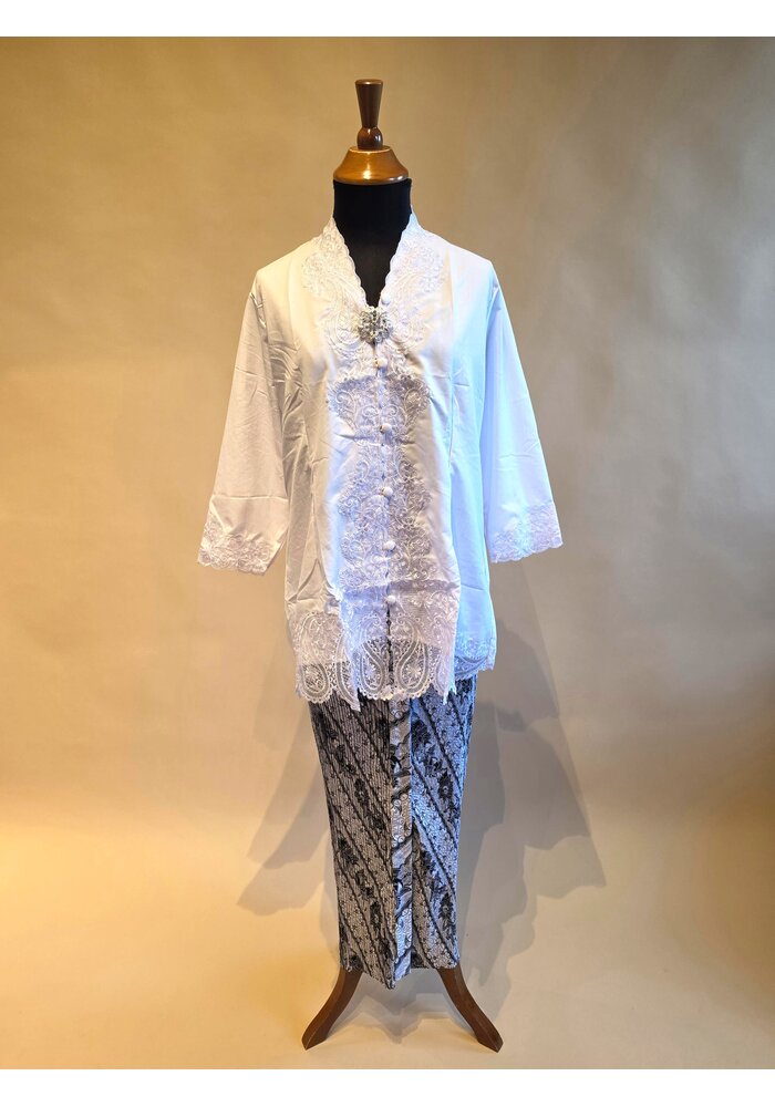 Kebaya klassiek wit met bijpassende rok plisse