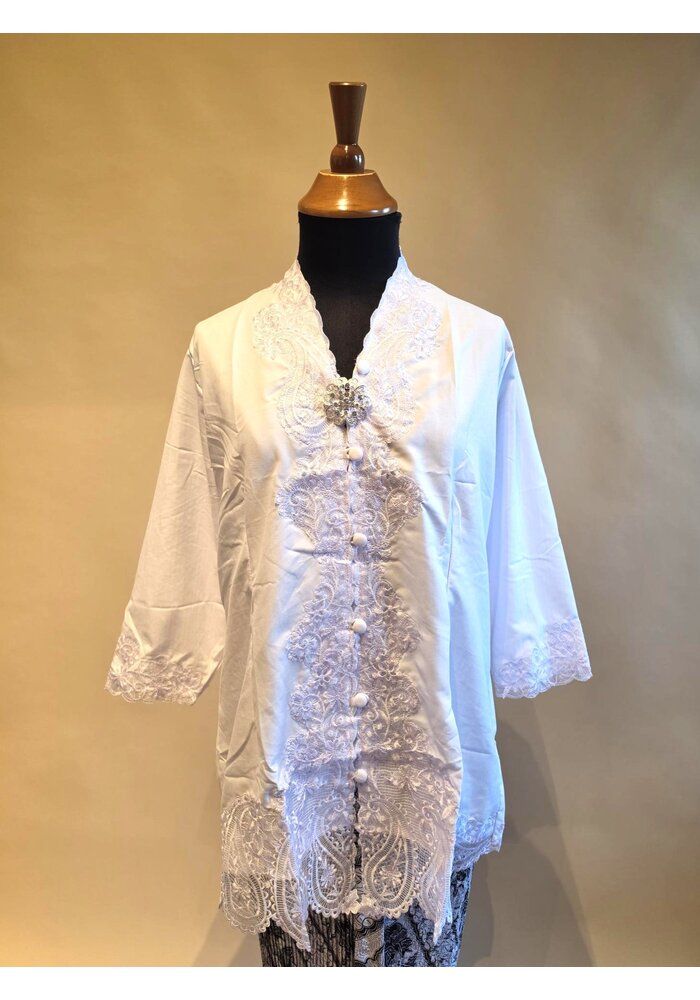 Kebaya klassiek wit met bijpassende rok plisse