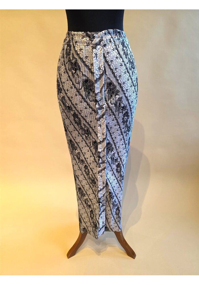 Kebaya klassiek wit met bijpassende rok plisse