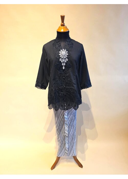 Kebaya klassiek zwart met bijpassende rok plisse