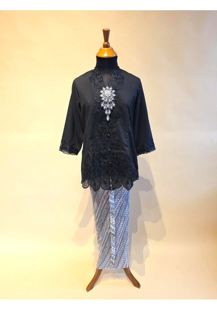 Kebaya klassiek zwart met bijpassende rok plisse
