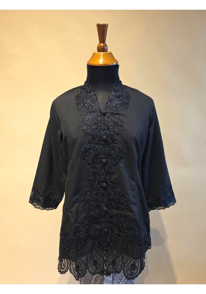 Kebaya klassiek zwart met bijpassende rok plisse
