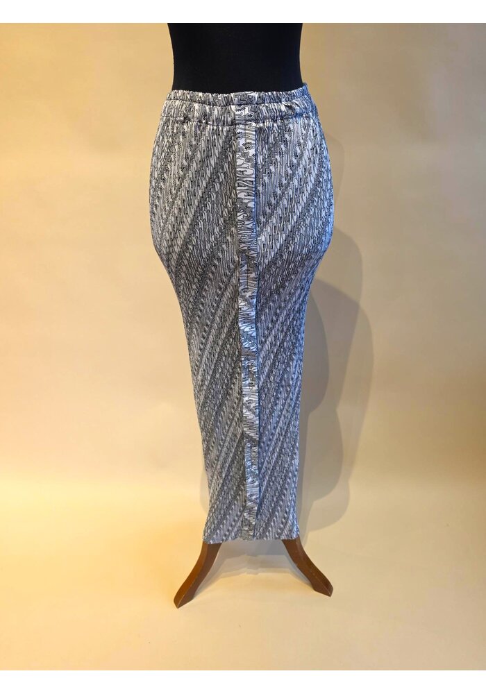 Kebaya klassiek zwart met bijpassende rok plisse