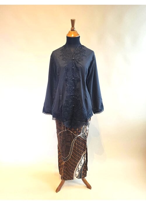 Kebaya zwart met bijpassende sarong