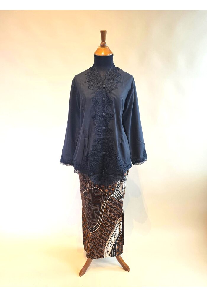 Kebaya zwart met bijpassende sarong