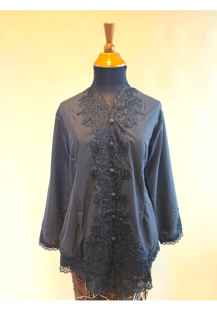 Kebaya zwart met bijpassende sarong