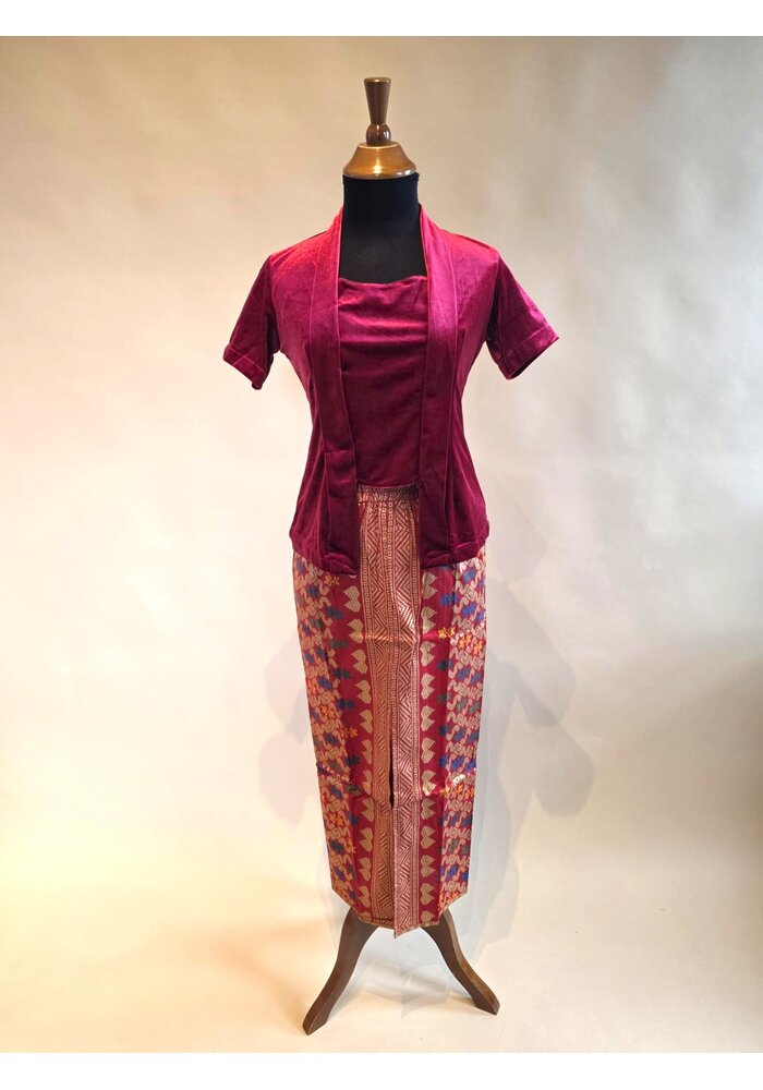 Kebaya rode velvet kortmouw met bijpassende sarong