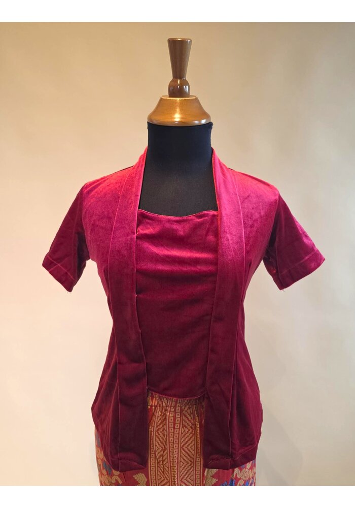 Kebaya rode velvet kortmouw met bijpassende sarong