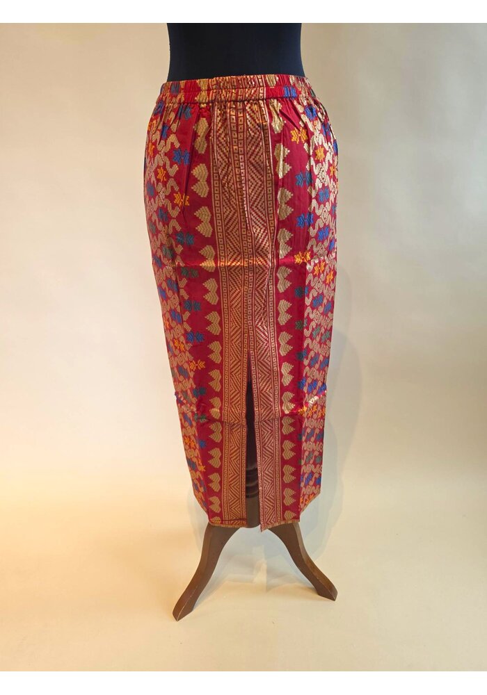 Kebaya rode velvet kortmouw met bijpassende sarong