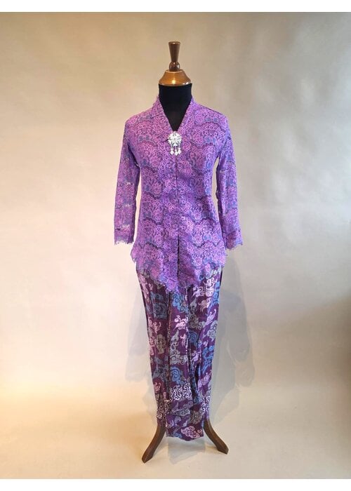 Kebaya lavendel met bijpassende rok