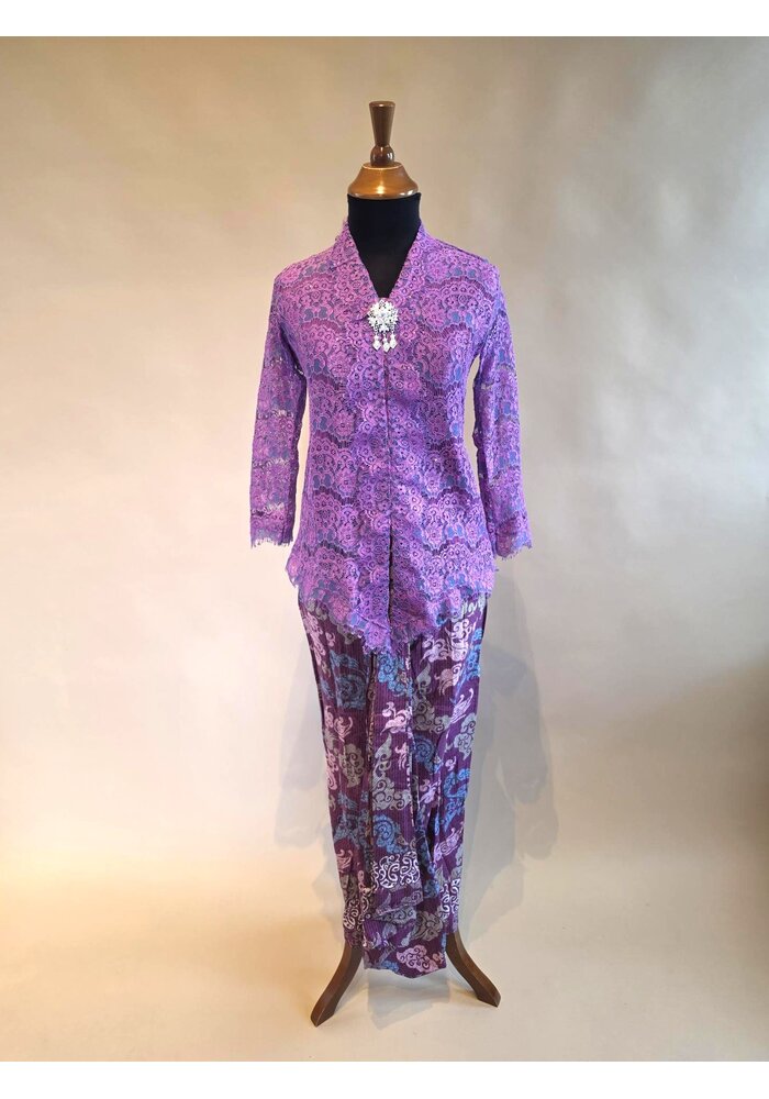 Kebaya lavendel met bijpassende rok