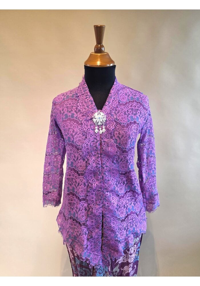 Kebaya lavendel met bijpassende rok