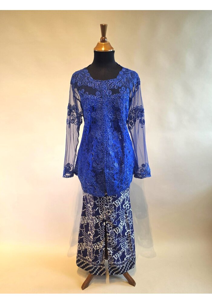 Kebaya modern kobaltblauw met bijpassende sarong