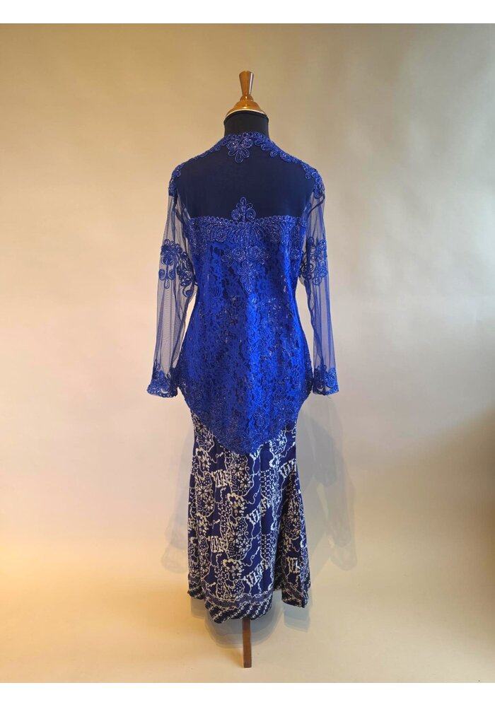 Kebaya modern kobaltblauw met bijpassende sarong