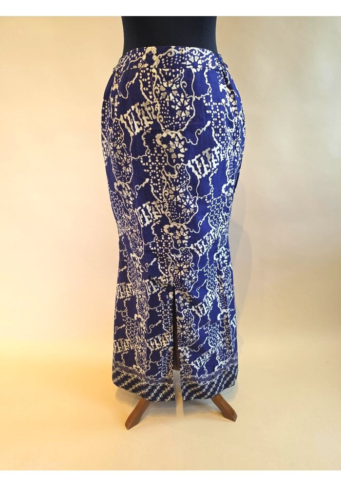 Kebaya modern kobaltblauw met bijpassende sarong