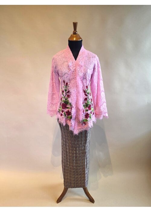 Kebaya roze geborduurd met bijpassende rok plisse