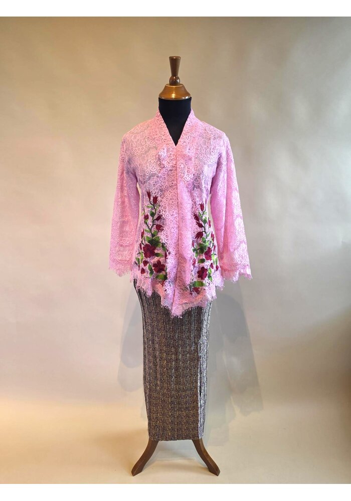Kebaya roze geborduurd met bijpassende rok plisse