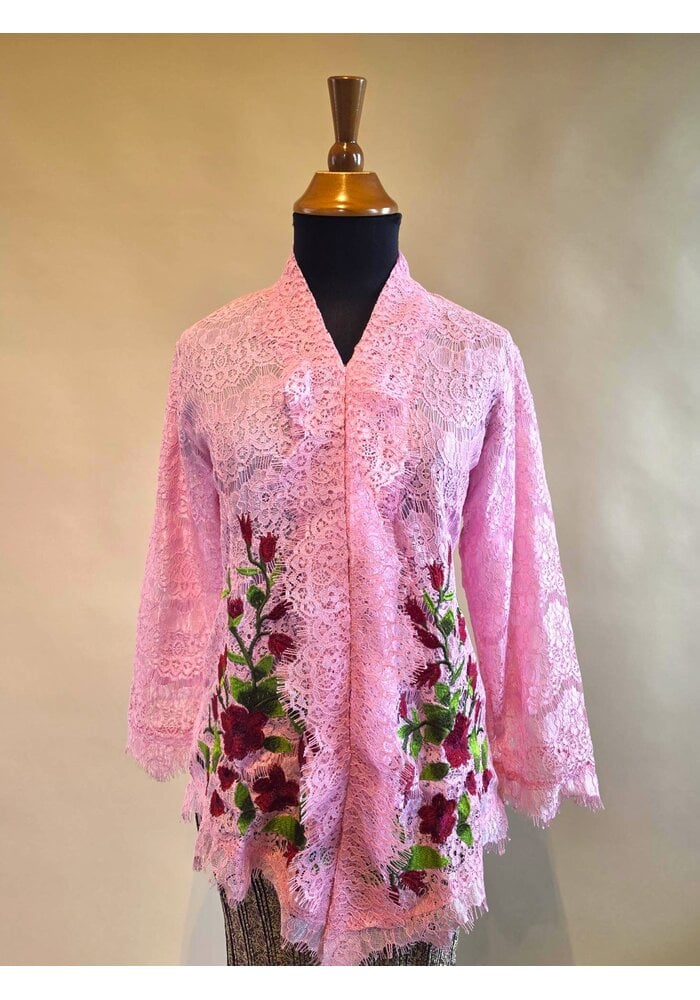 Kebaya roze geborduurd met bijpassende rok plisse