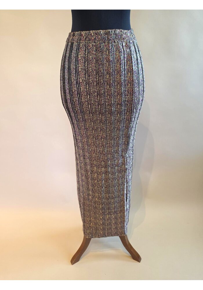Kebaya roze geborduurd met bijpassende rok plisse