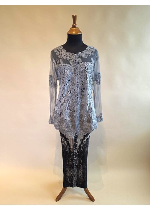 Kebaya modern licht grijs met bijpassende rok plisse