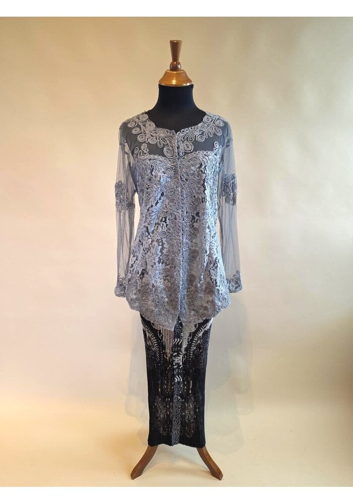 Kebaya modern licht grijs met bijpassende rok plisse