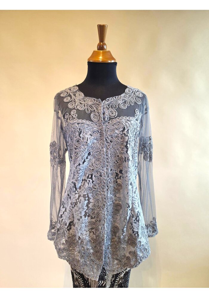Kebaya modern licht grijs met bijpassende rok plisse