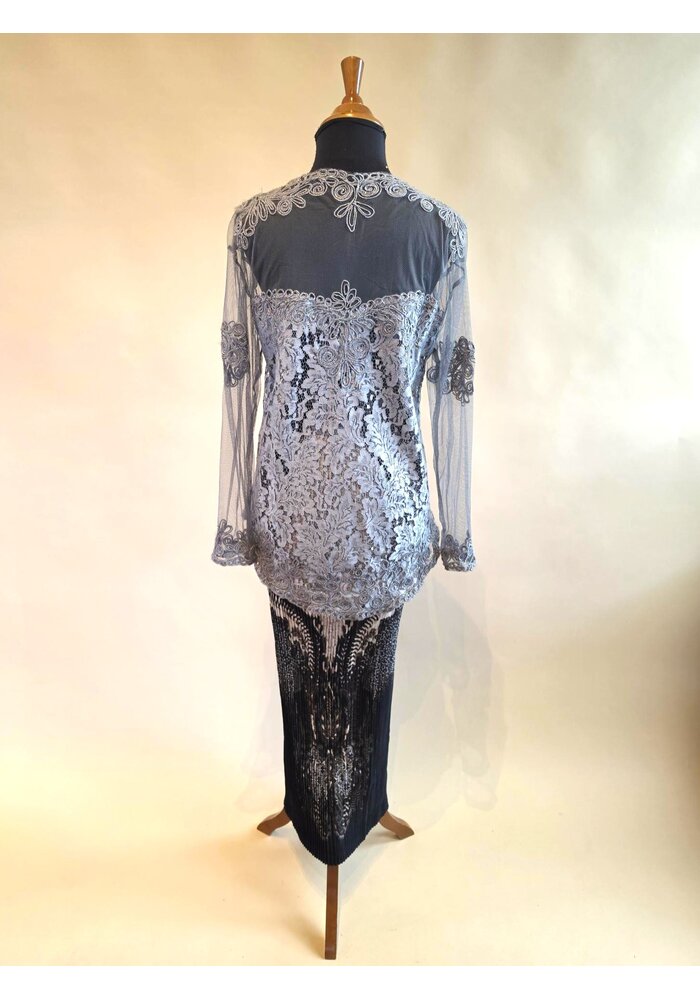 Kebaya modern licht grijs met bijpassende rok plisse