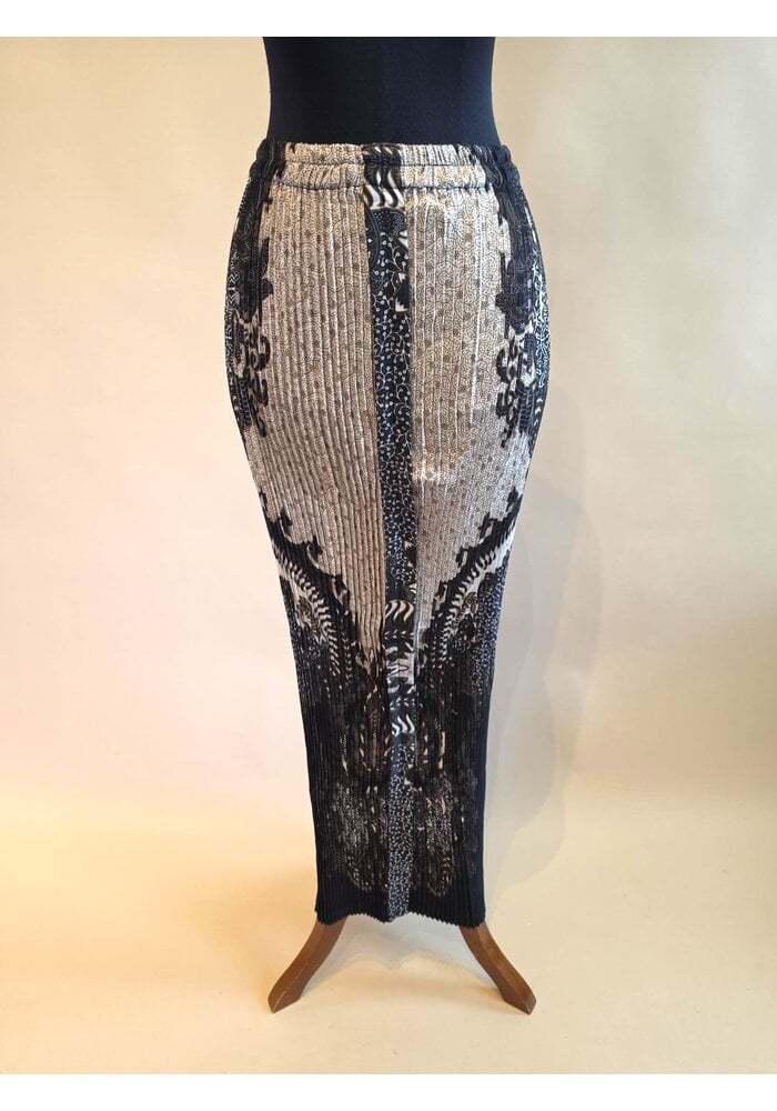 Kebaya modern licht grijs met bijpassende rok plisse