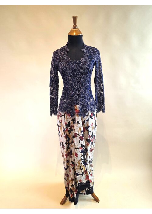 Kebaya elegant navy met bijpassende rok batik