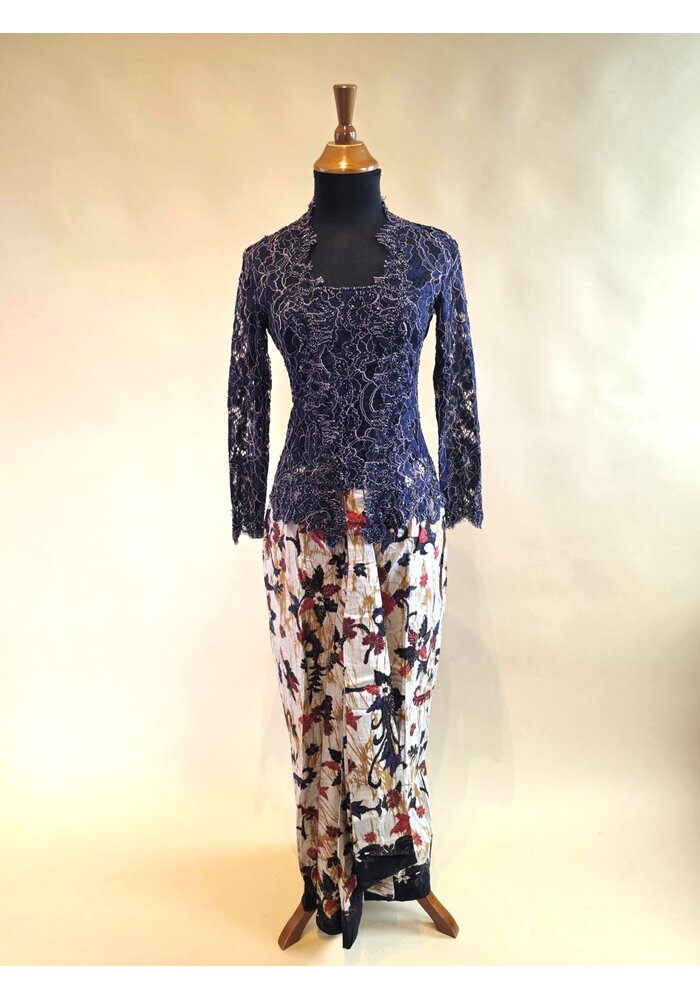 Kebaya elegant navy met bijpassende rok batik