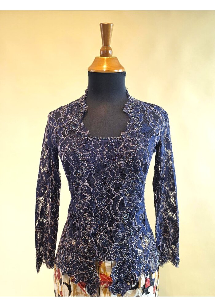 Kebaya elegant navy met bijpassende rok batik