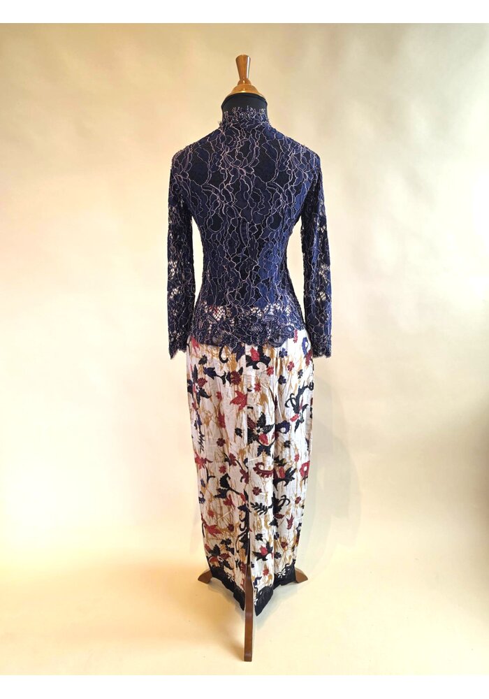 Kebaya elegant navy met bijpassende rok batik