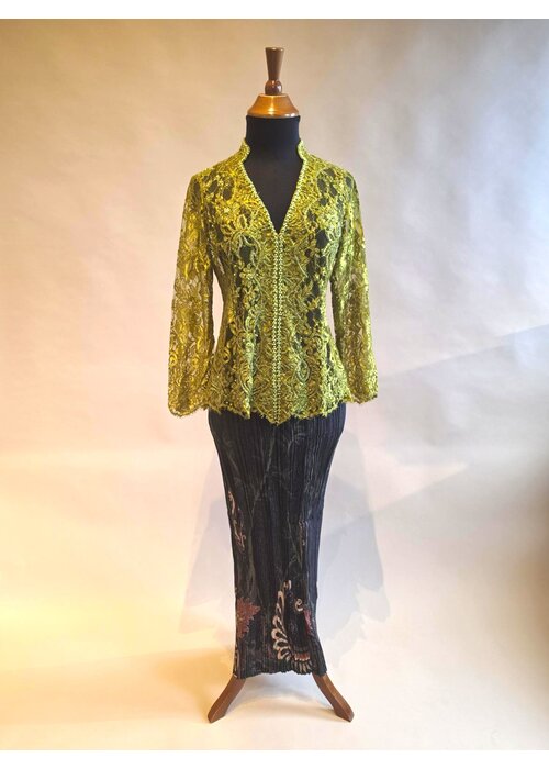 Kebaya olijfgroen met bijpassende rok plisse